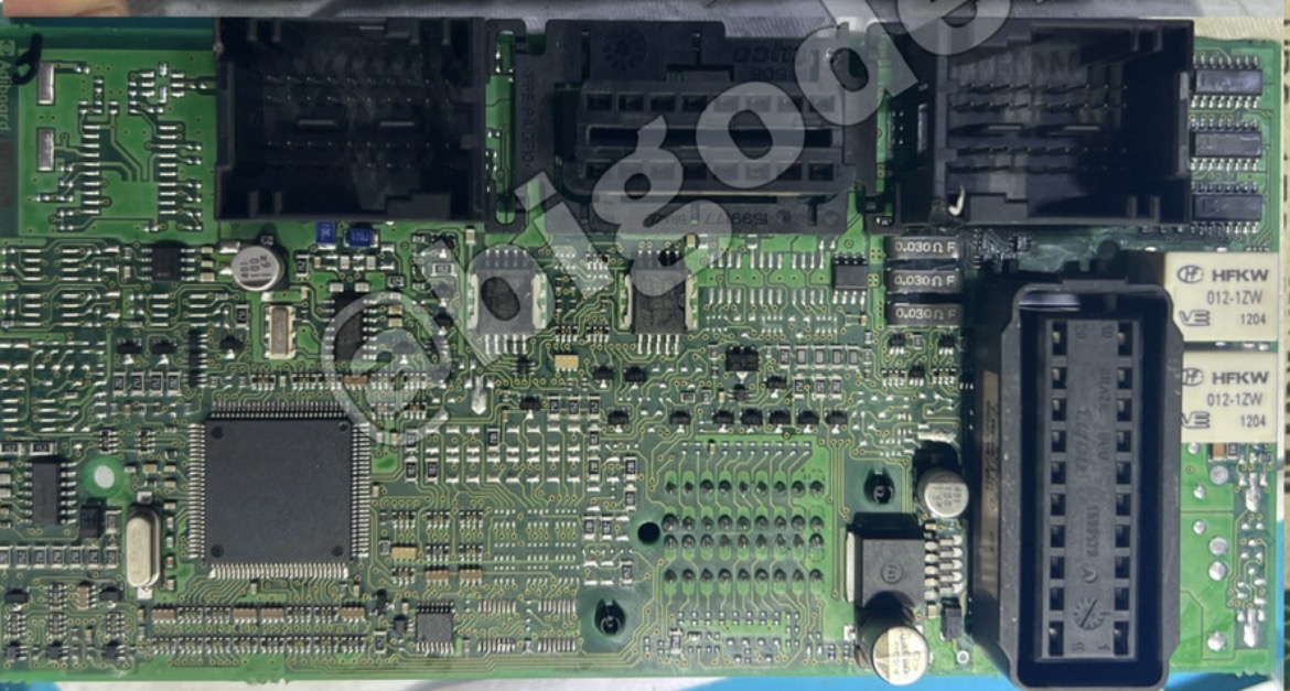 Parte superior da placa da BSI e localização do microcontrolador principal.