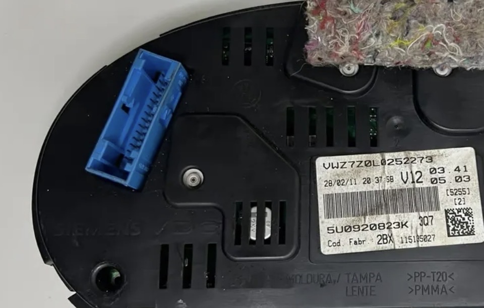 Traseira do painel, com conector 32 vias